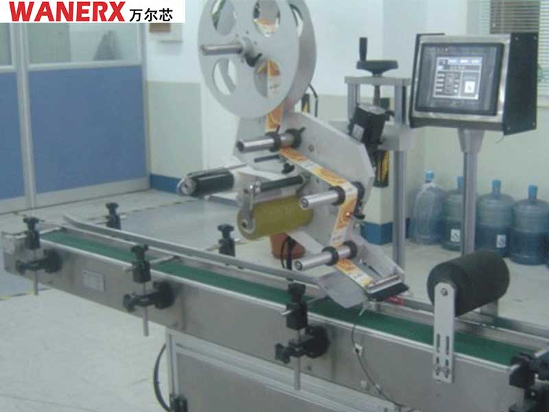平面貼標機
